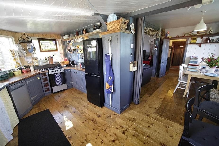 Windy Hill, chalet rental accommodation, Pennard, Gower, Swansea - kitchen