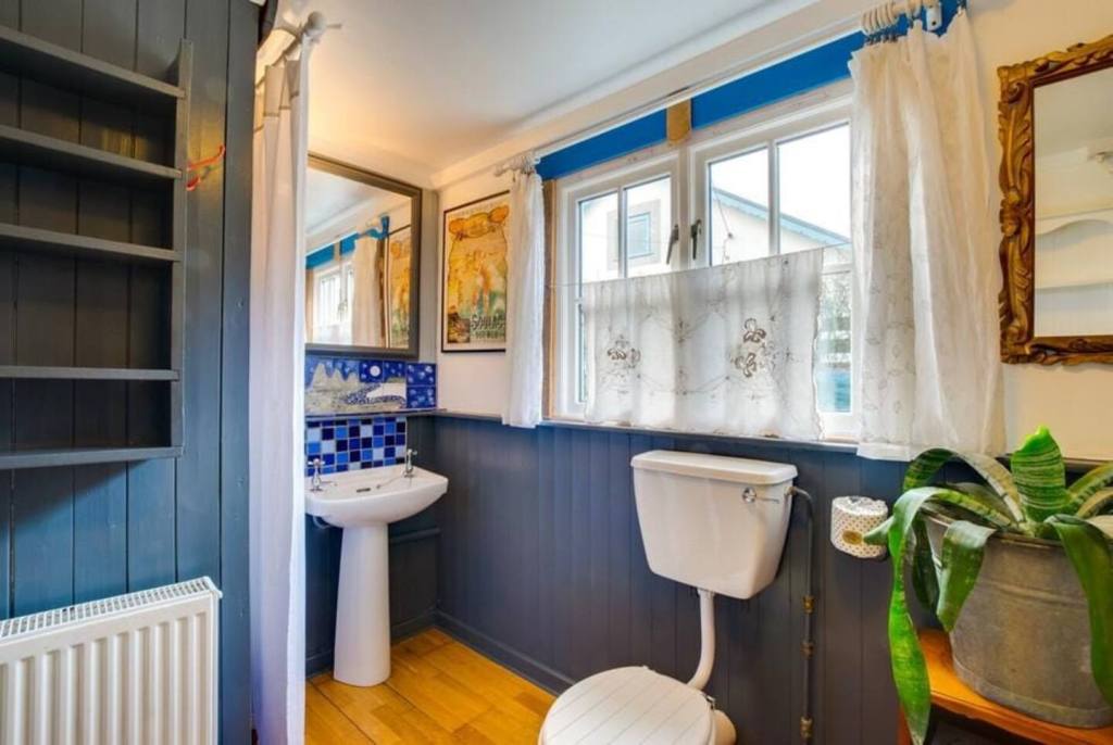 Windy Hill, chalet rental accommodation, Pennard, Gower, Swansea - bathroom