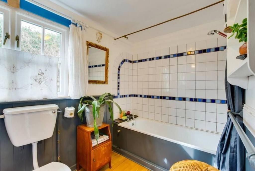 Windy Hill, chalet rental accommodation, Pennard, Gower, Swansea - bathroom