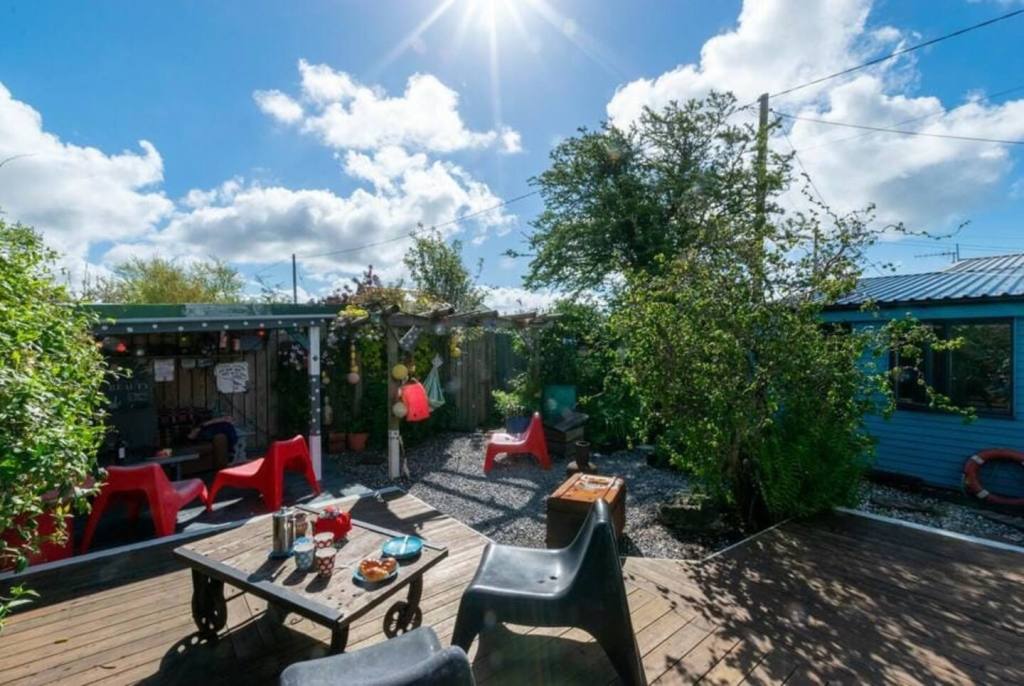 Windy Hill, chalet rental accommodation, Pennard, Gower, Swansea - outdoor doeck