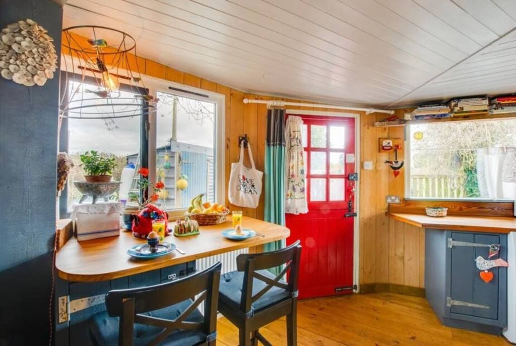 Windy Hill, chalet rental accommodation, Pennard, Gower, Swansea - breakfast room