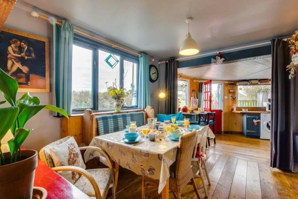 Windy Hill, chalet rental accommodation, Pennard, Gower, Swansea - dining room